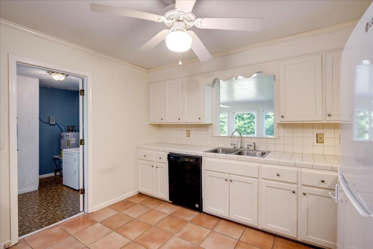552 Whitehead Dr - Photo 6 of 29