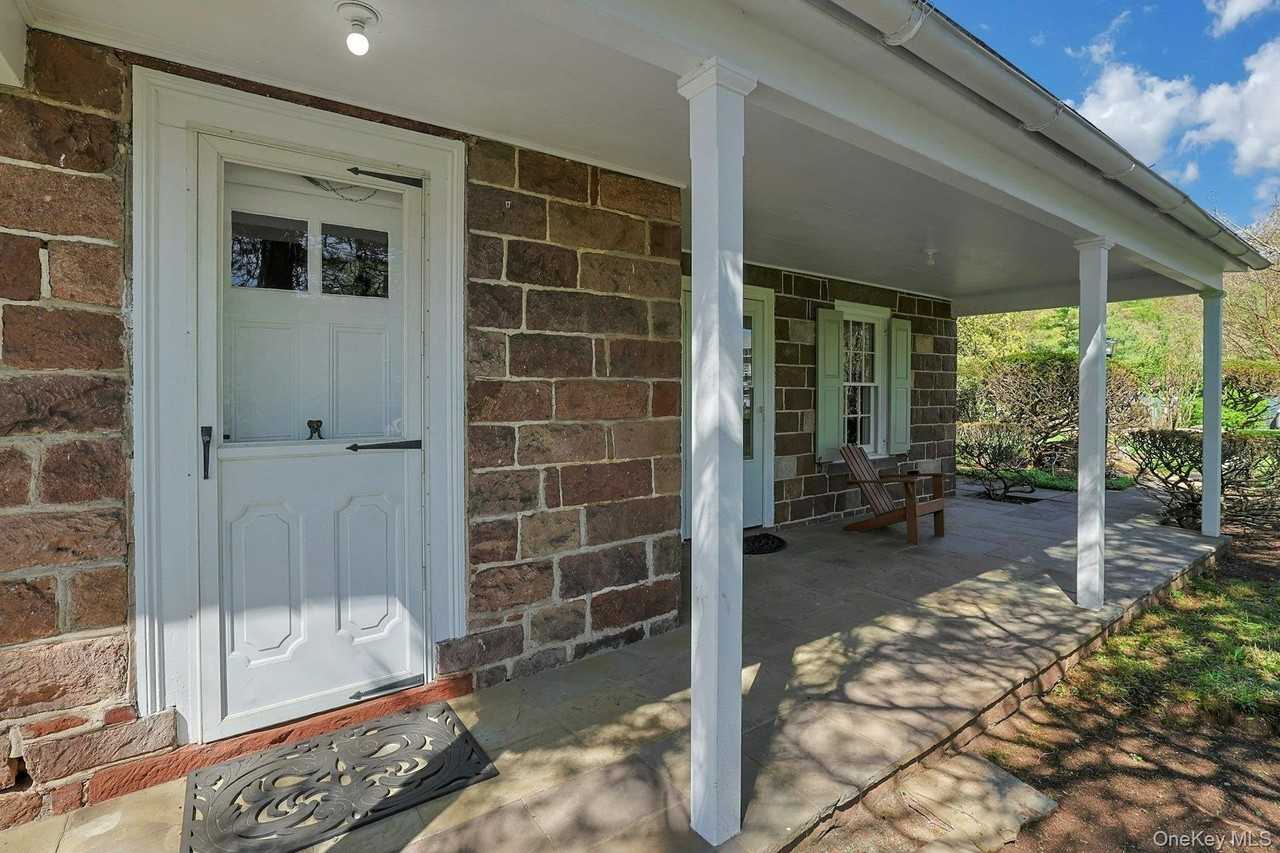105 S Greenbush Rd - Photo 2 of 24