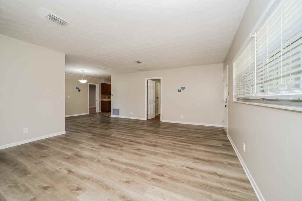121 Saturn Ln E - Photo 4 of 16