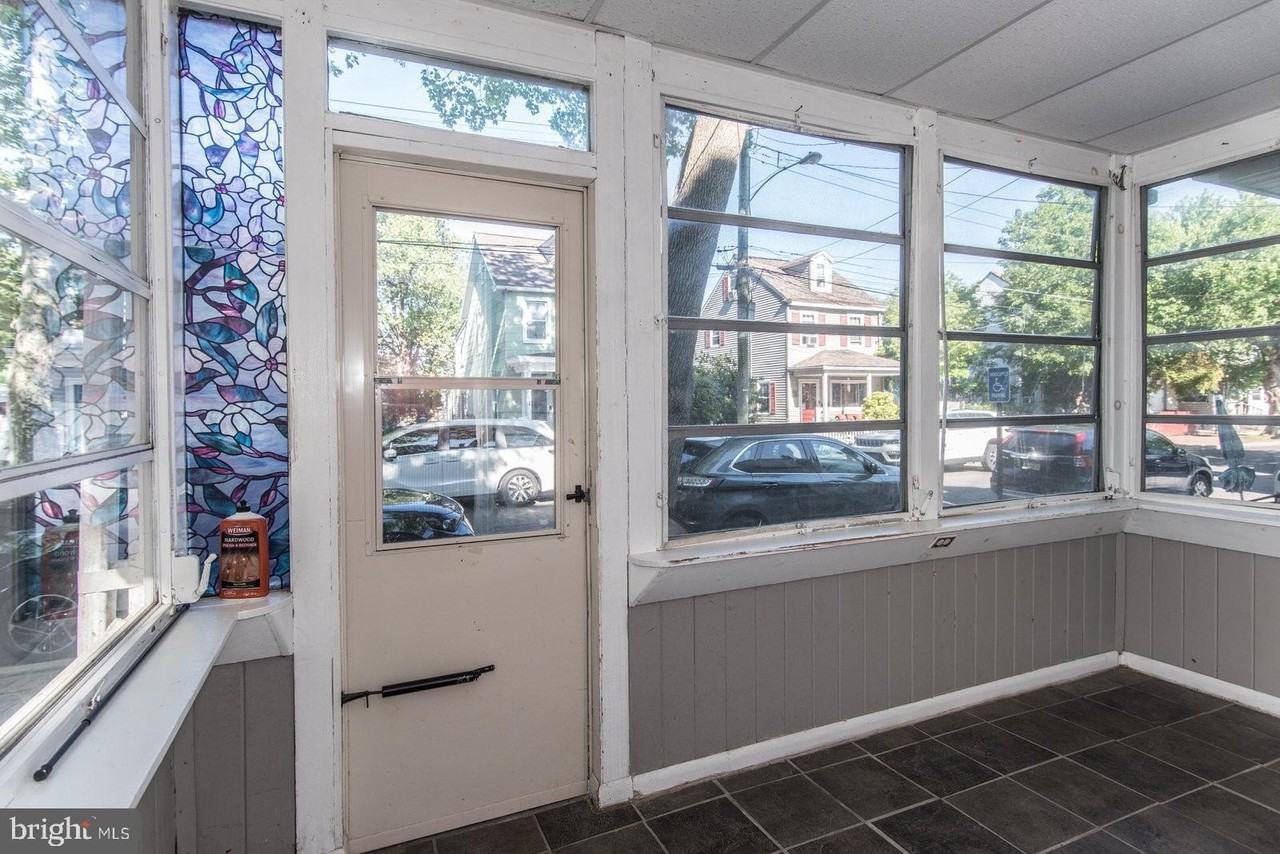 523 Locust St - Photo 4 of 24