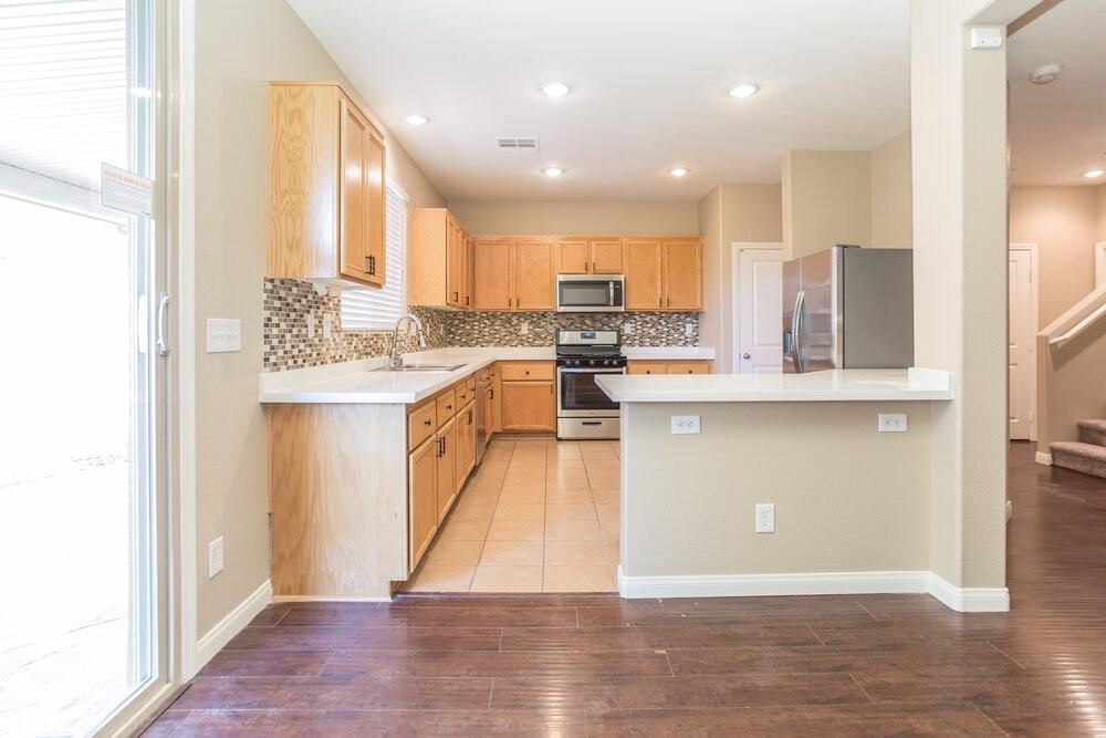 10731 Iona Island Ave - Photo 4 of 18