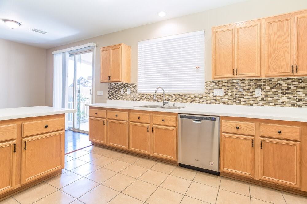 10731 Iona Island Ave - Photo 5 of 18