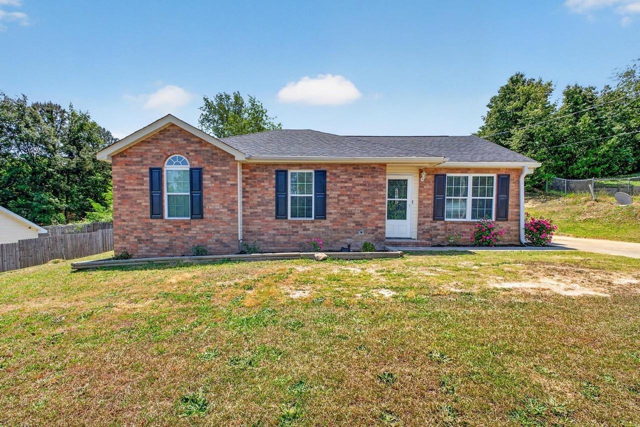 2812 Bennington Dr - Photo 2 of 17