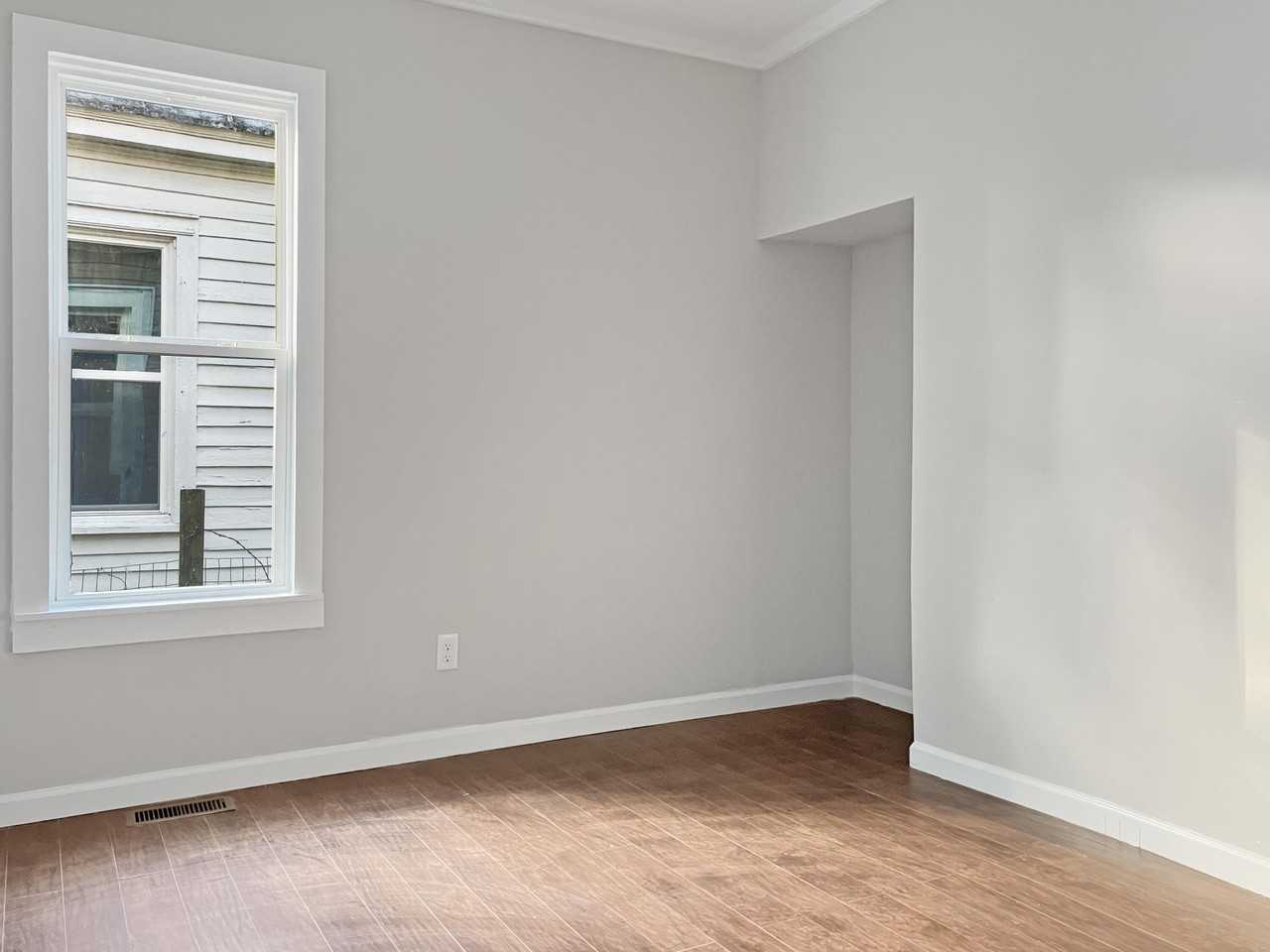 1742 Walker St - Photo 5 of 10