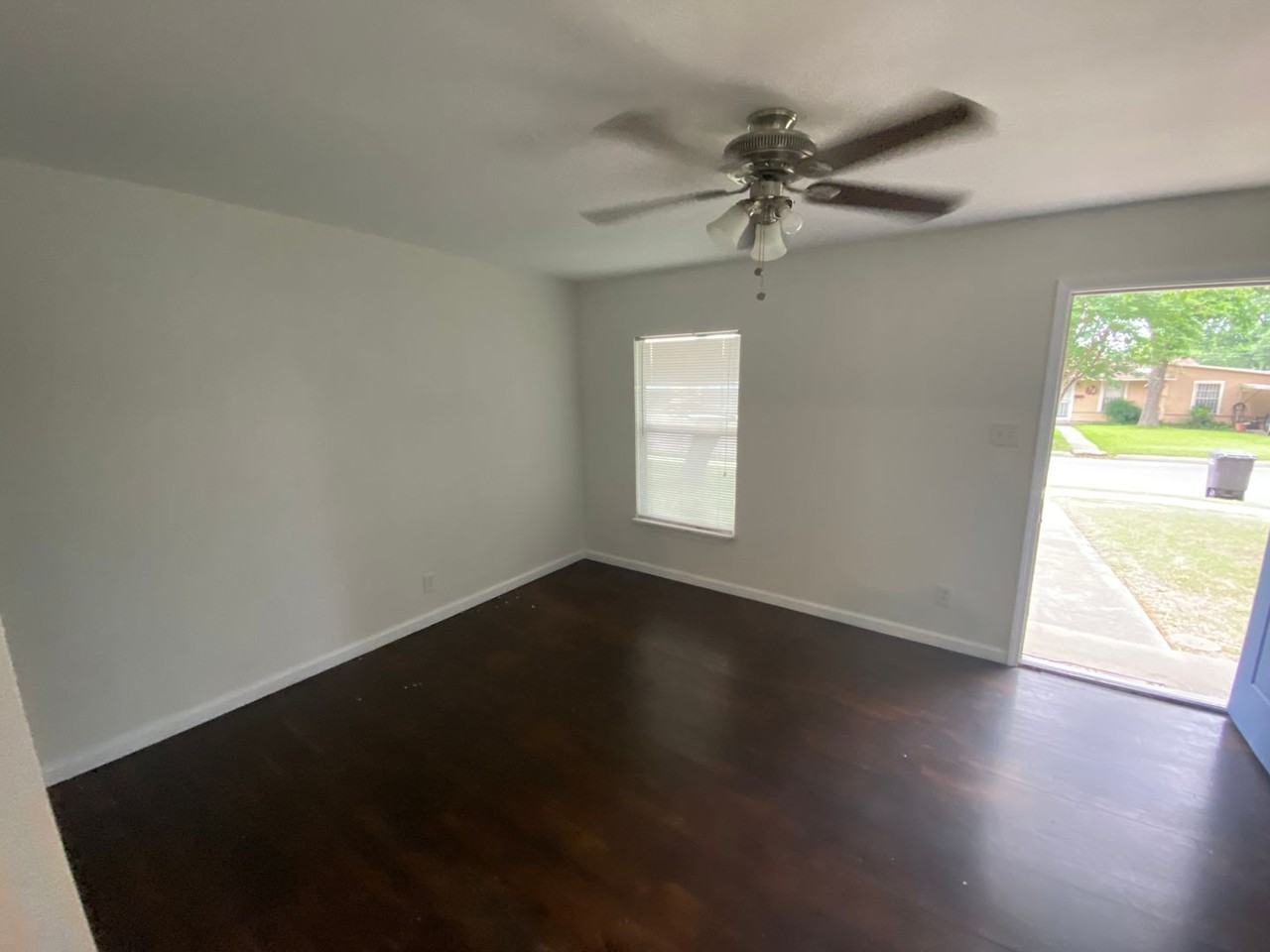 209 Redrock Dr - Photo 3 of 17