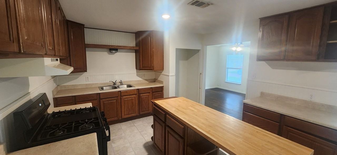209 Redrock Dr - Photo 7 of 17