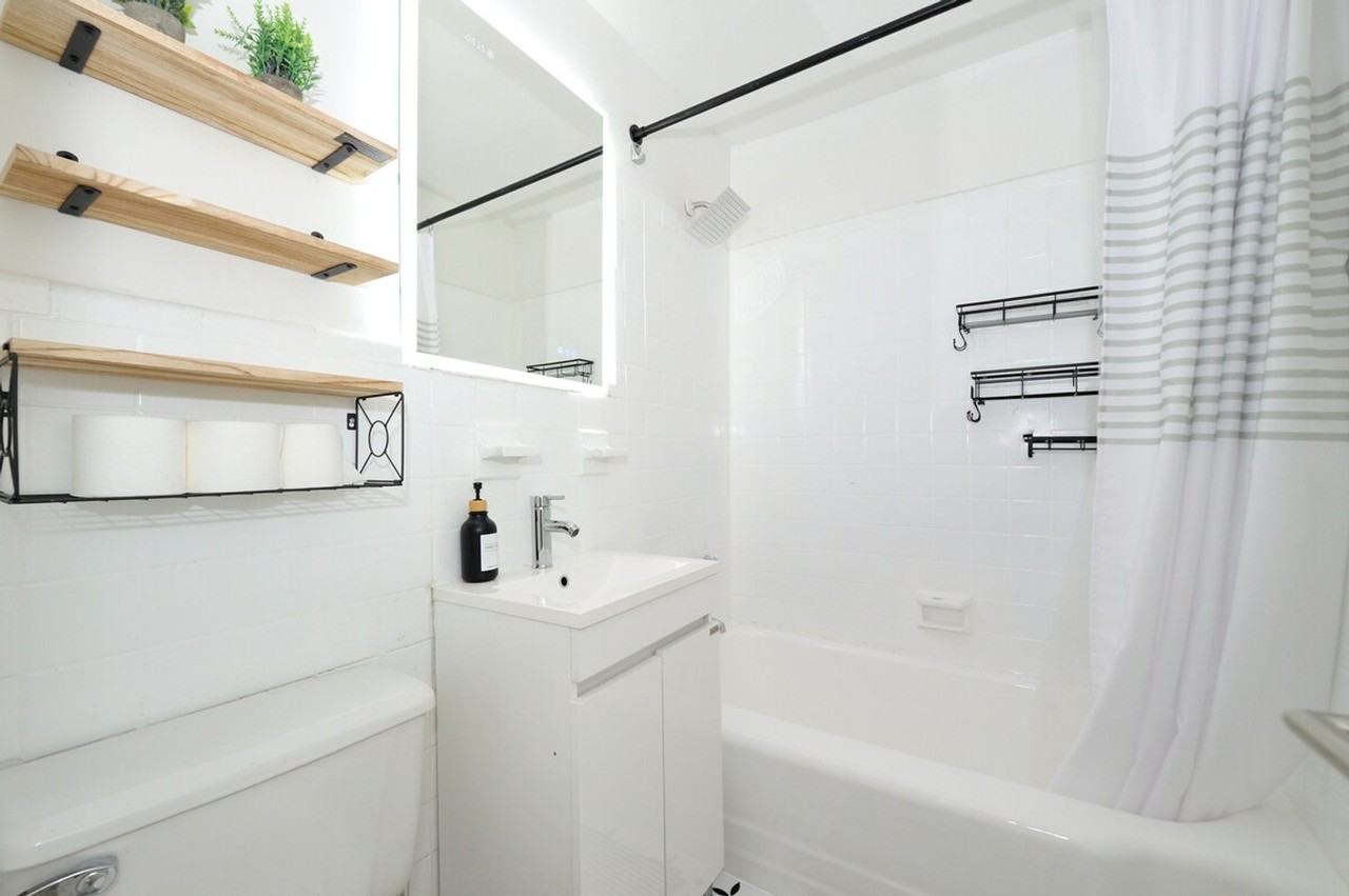 404 W 40th St #1383561P - Photo 6 of 18