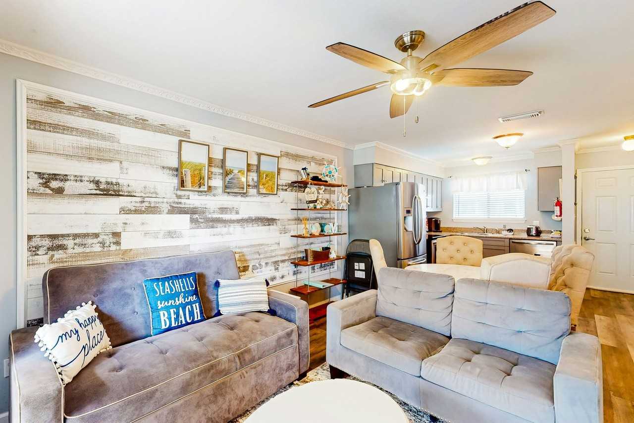 924 W Beach Blvd #1364784P - Photo 3 of 15