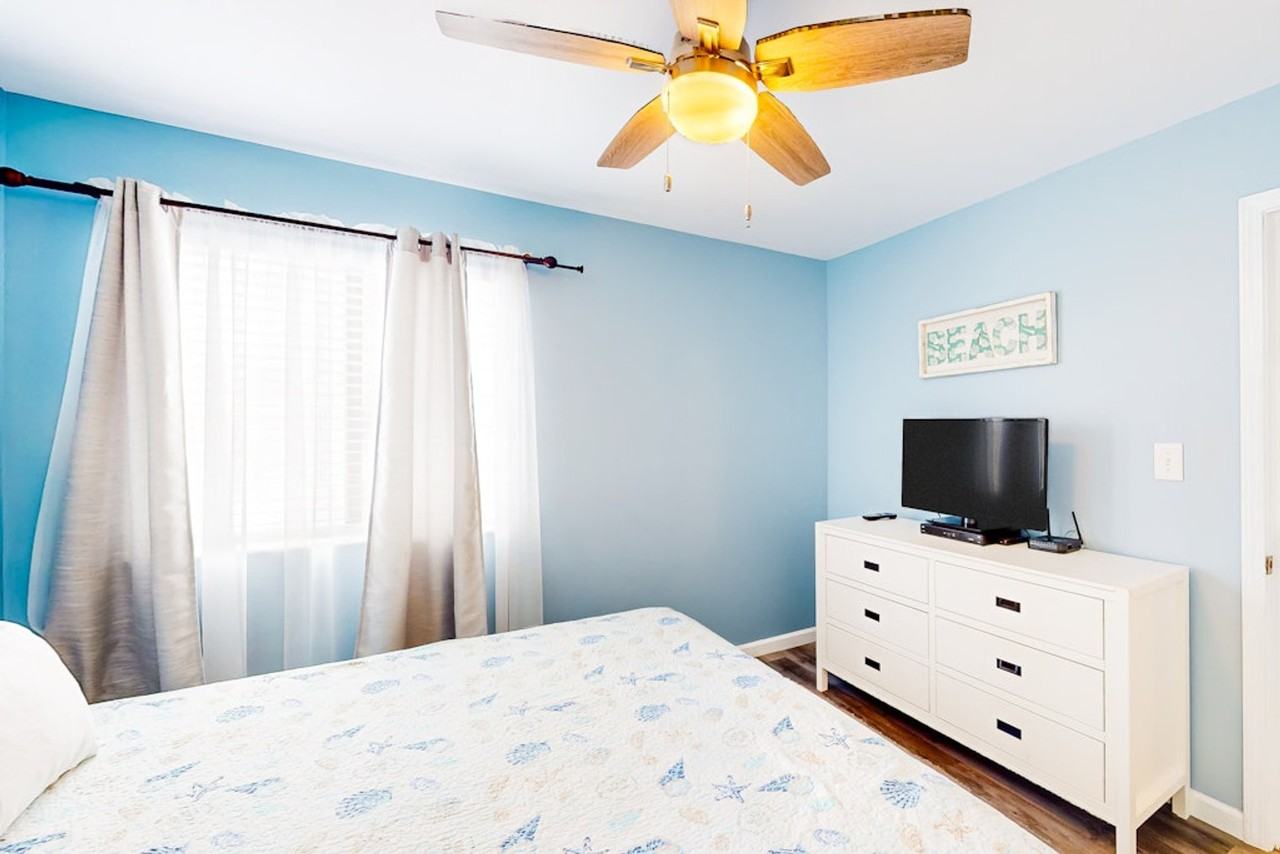 924 W Beach Blvd #1364784P - Photo 7 of 17