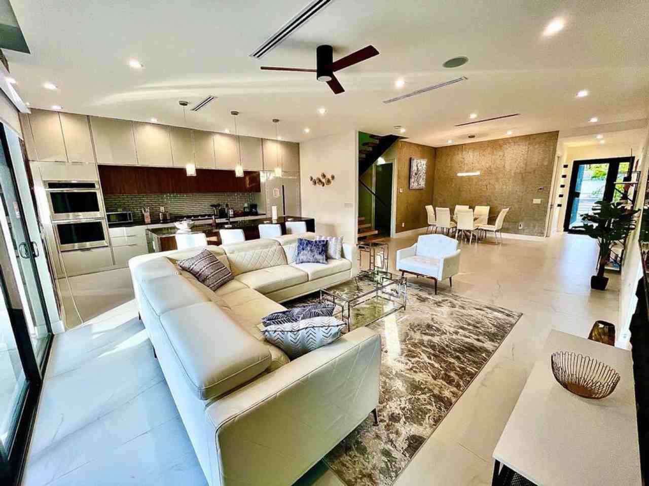 1620 Ne 6th St #1369644P - Photo 4 of 50