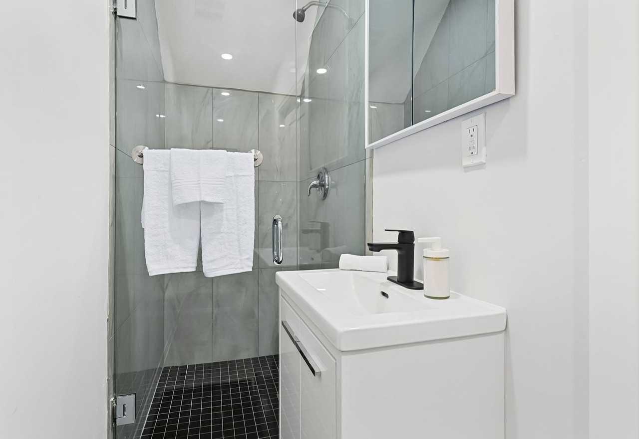 894 College St #1524851P - Photo 7 of 23