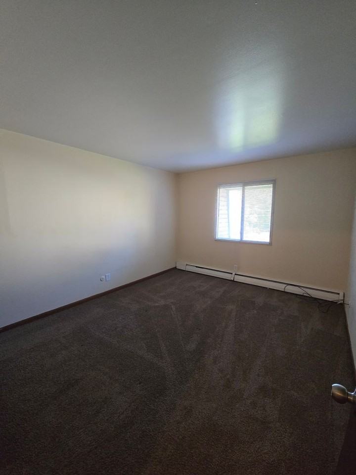 829 N Court St - Photo 7 of 13
