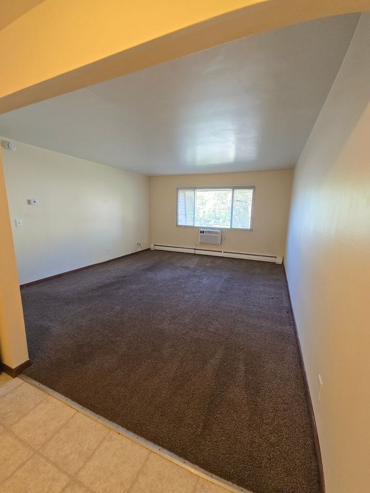 829 N Court St - Photo 6 of 13