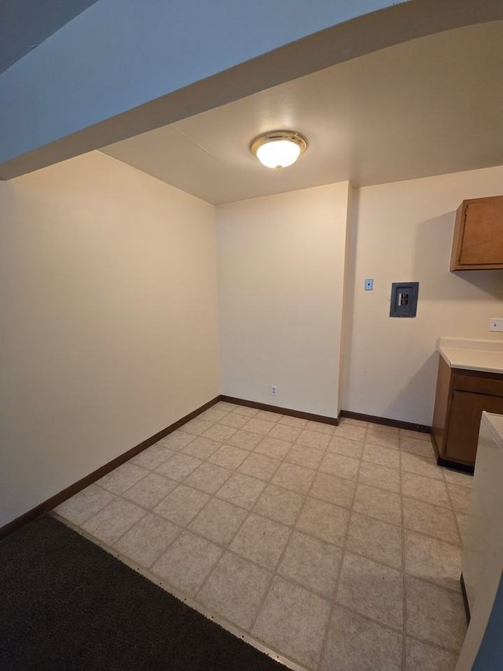 829 N Court St - Photo 4 of 13