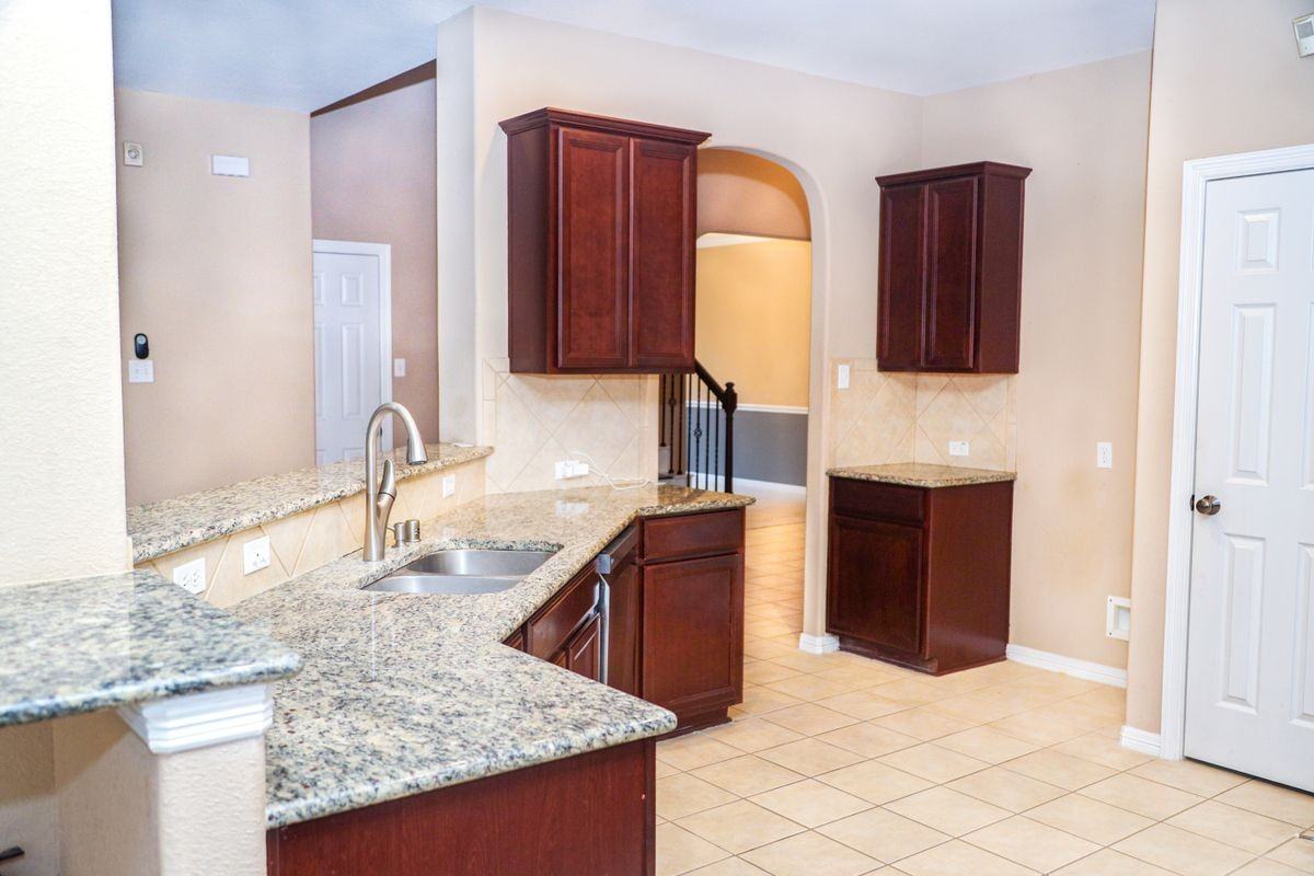 8711 Preston Field Ln - Photo 4 of 11