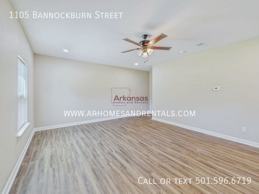 1105 Bannockburn St - Photo 2 of 19