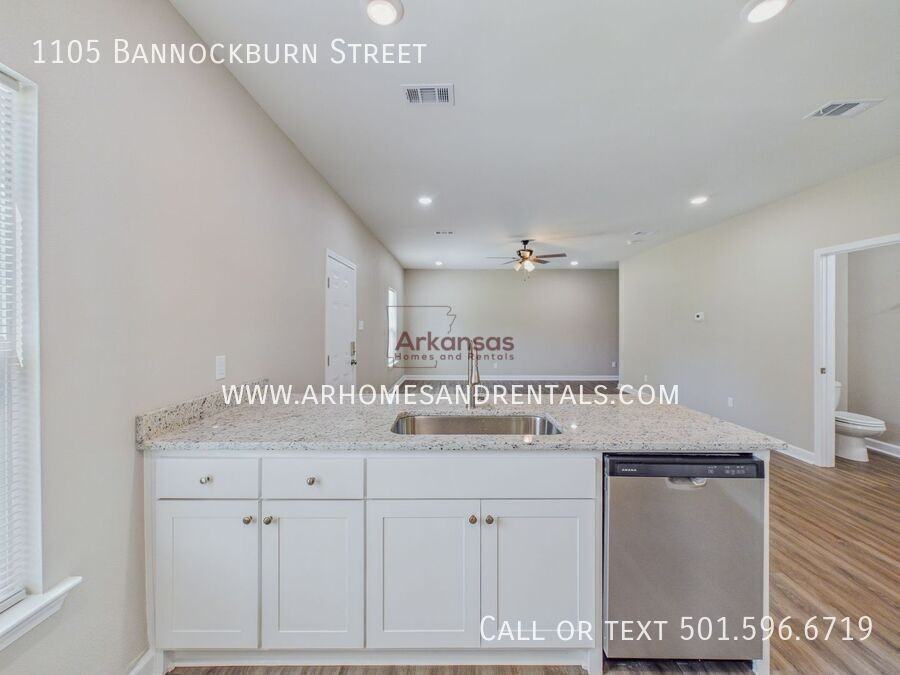 1105 Bannockburn St - Photo 3 of 19