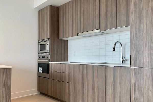 955 Bay St - Photo 5 of 13