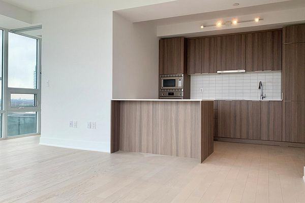 955 Bay St - Photo 7 of 13