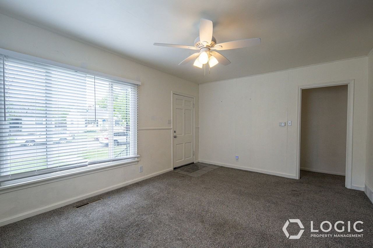 809 E 50 S - Photo 4 of 17