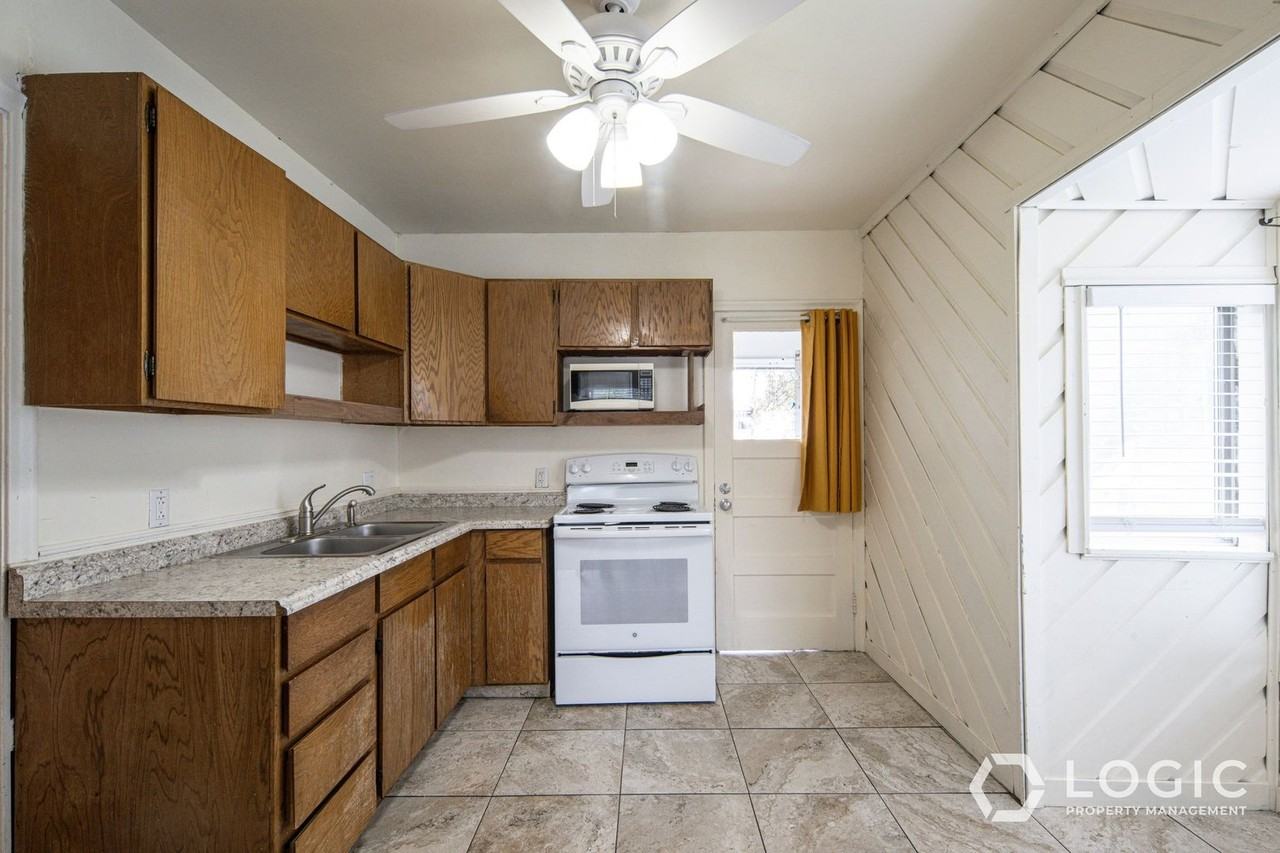 809 E 50 S - Photo 6 of 17