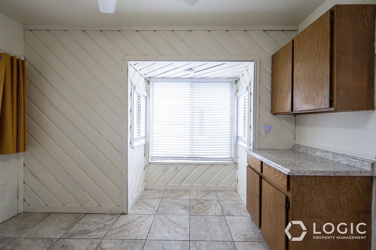 809 E 50 S - Photo 7 of 17