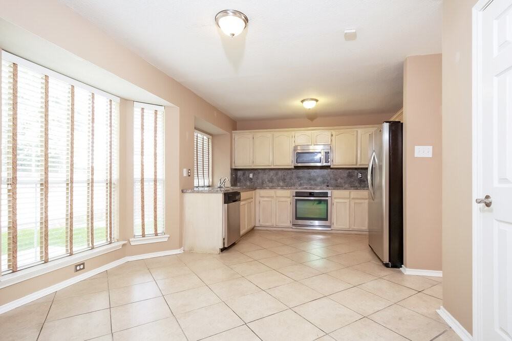 3011 Renaissance Dr - Photo 5 of 15