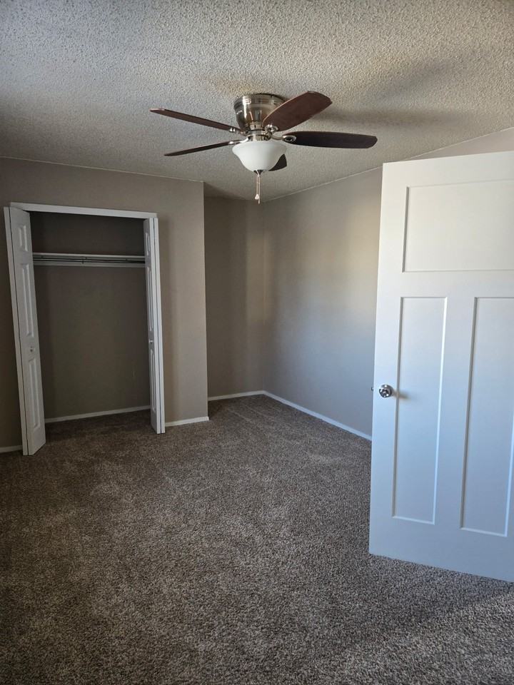 261 N Lincoln St - Photo 3 of 6