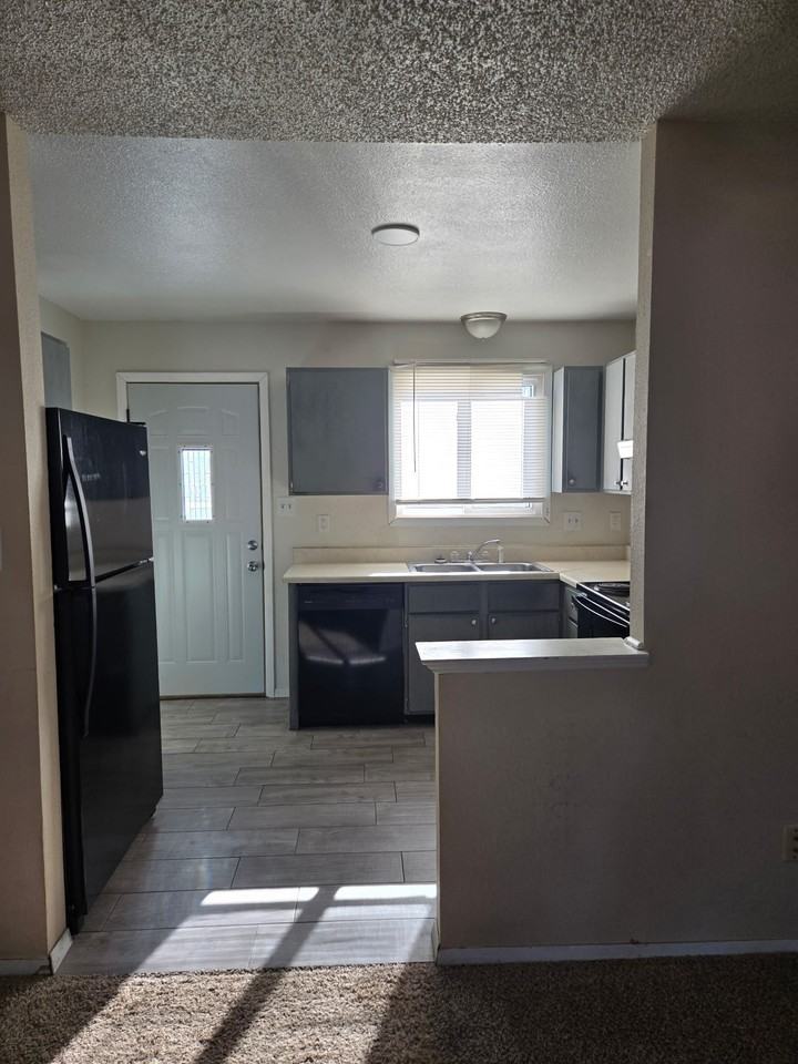 261 N Lincoln St - Photo 4 of 6