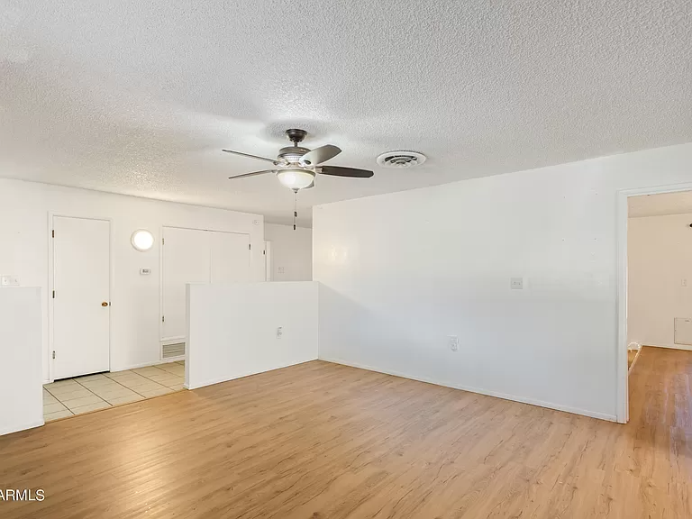 579 Raymond Dr - Photo 4 of 31
