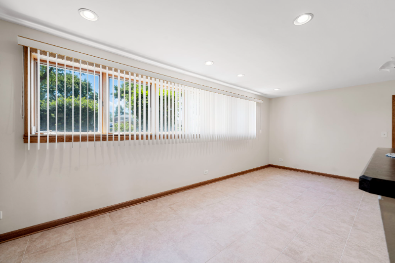 7232 W Crain St #GDN - Photo 7 of 8