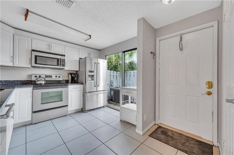 2683 Ne 15th St #2683 - Photo 6 of 18