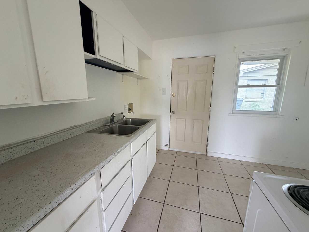 2359 Nw Bell Ave - Photo 4 of 9