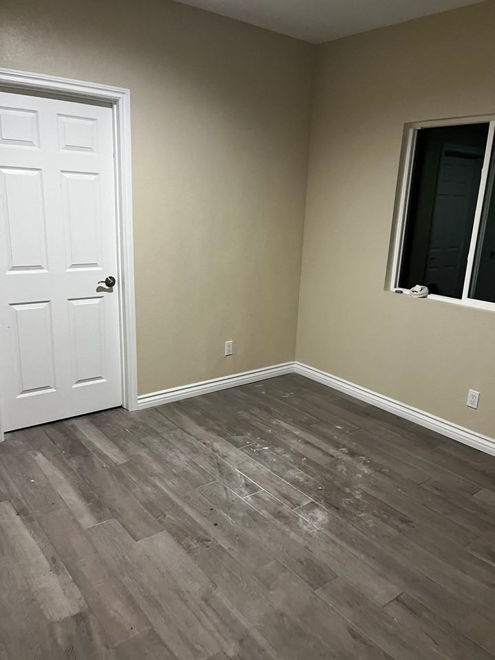 2525 N Sierra Way - Photo 3 of 7