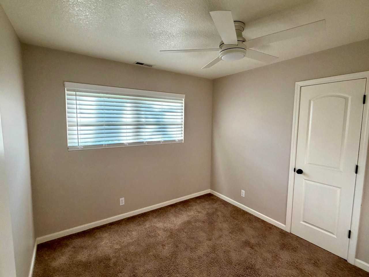 2546 S 52nd St - Photo 4 of 7