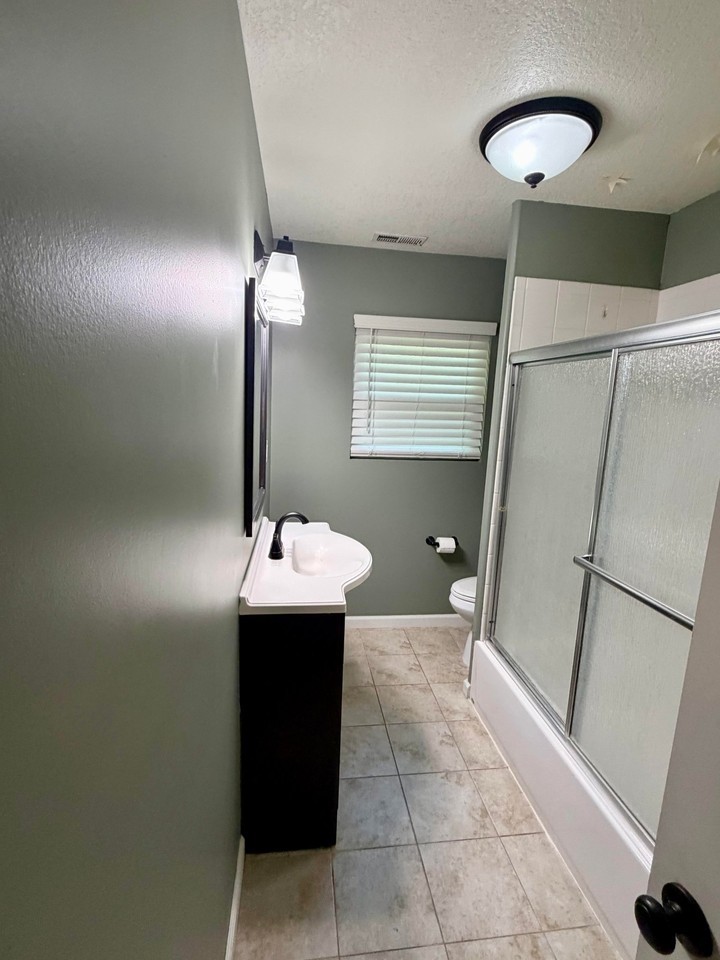 2546 S 52nd St - Photo 5 of 7