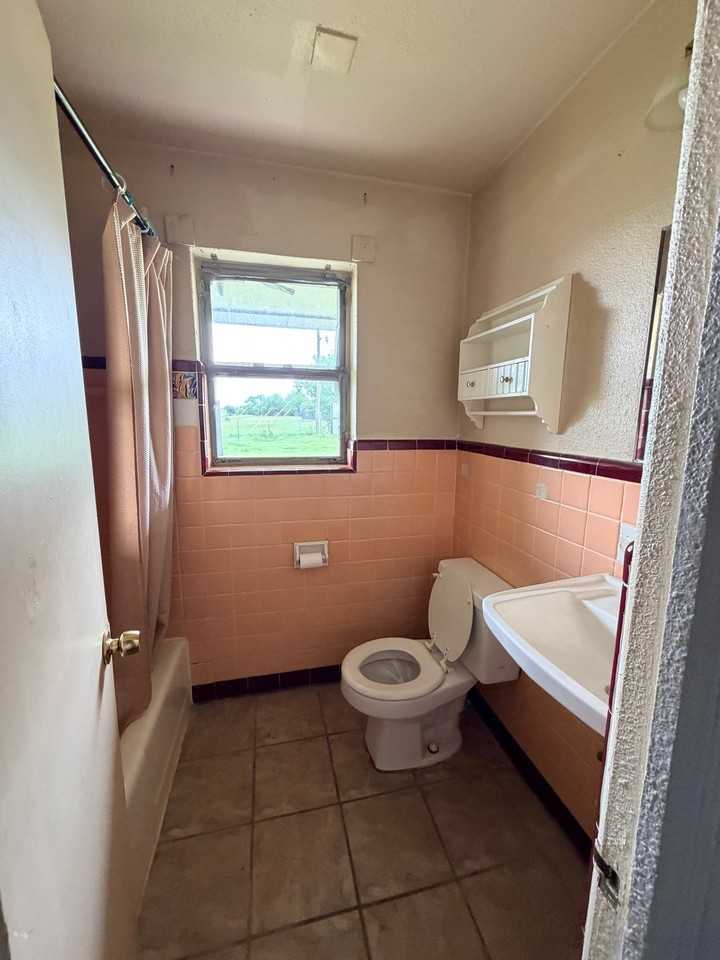 2355 Nw Bell Ave - Photo 5 of 10