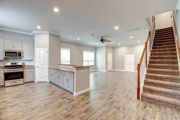 2120 Bermuda Dunes Dr - Photo 2 of 6