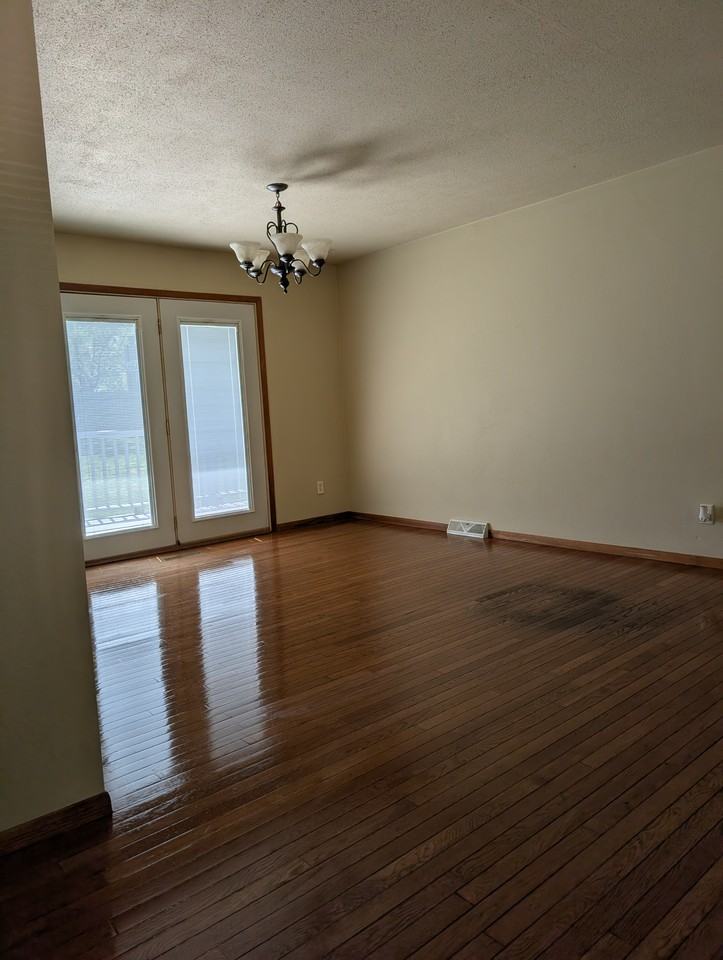 355 16th St Ne #NA - Photo 3 of 5