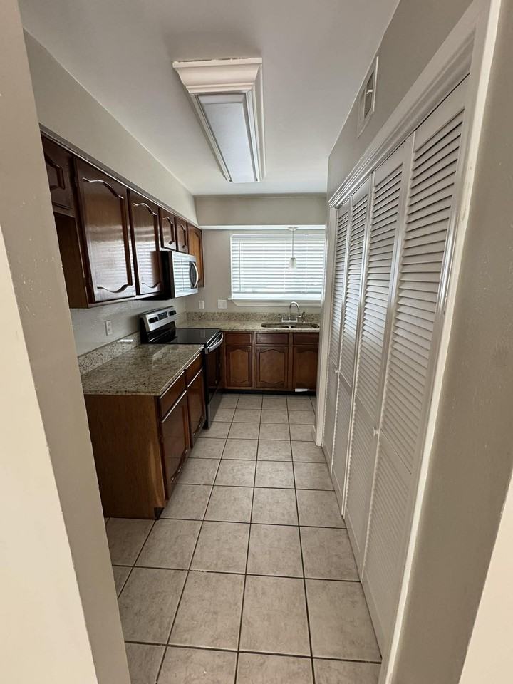 217 Clearview Pkwy #A - Photo 2 of 8