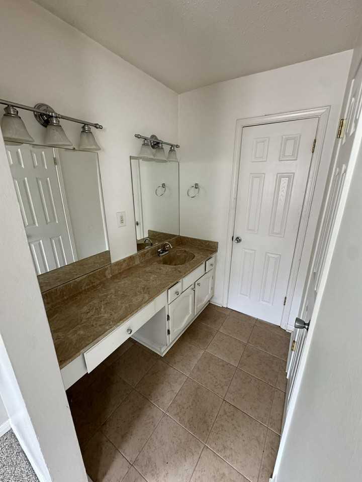 217 Clearview Pkwy #A - Photo 3 of 8