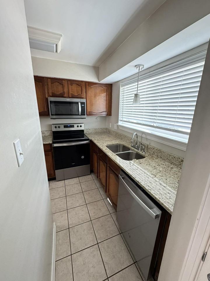 217 Clearview Pkwy #A - Photo 4 of 8