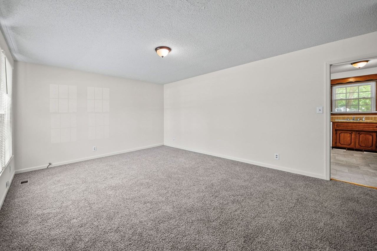 397 Elaine Dr - Photo 5 of 32