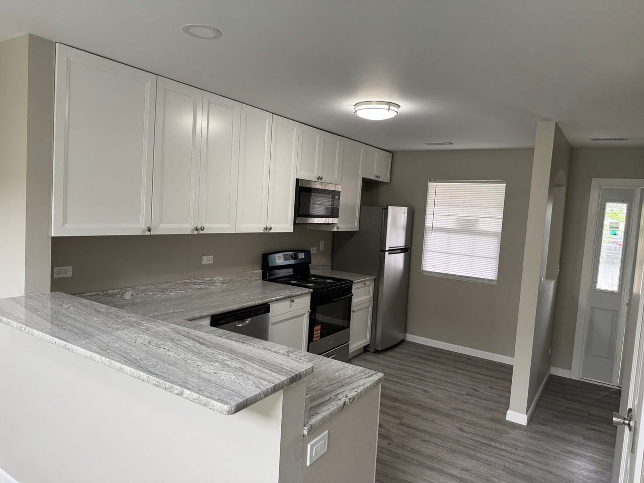 1725 W Chrysler Dr - Photo 5 of 11