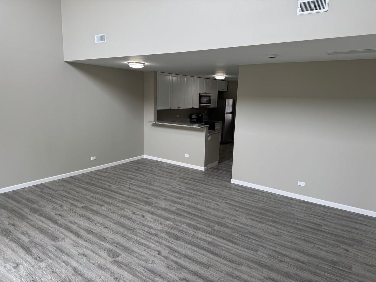 1725 W Chrysler Dr - Photo 6 of 11