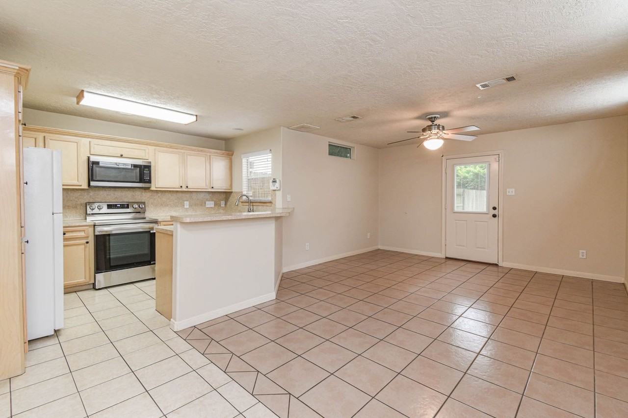 213 Foster St - Photo 3 of 22
