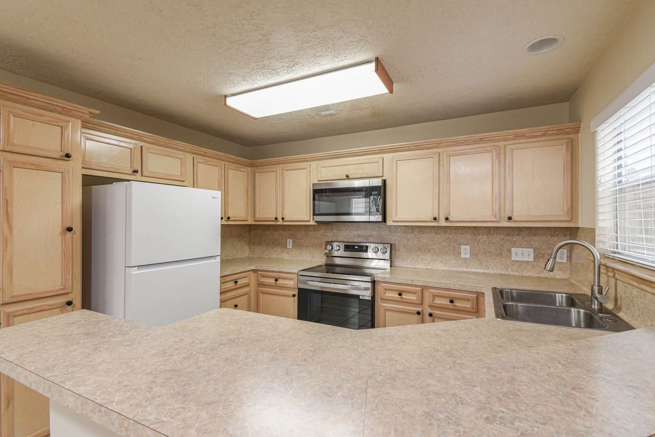 213 Foster St - Photo 6 of 22