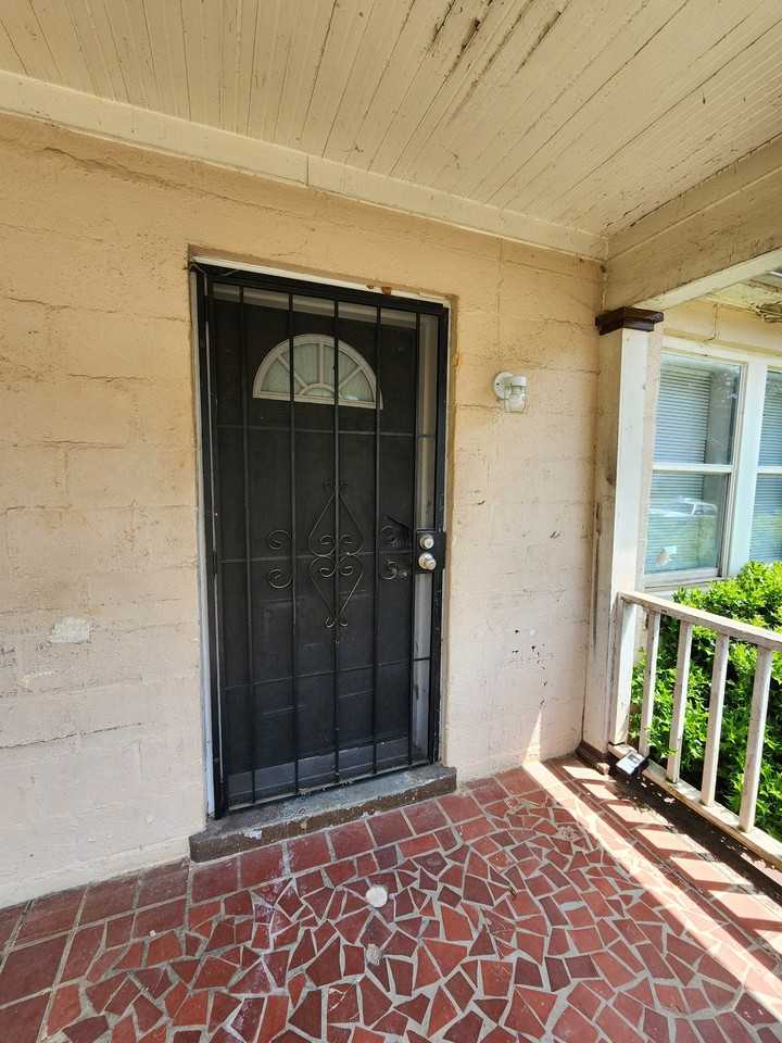 166 1st Street SWUnit B #B - Photo 3 of 13