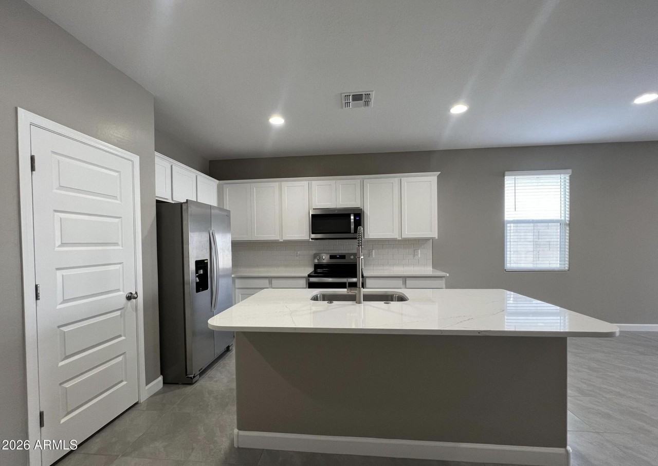 24068 W Whyman Ave - Photo 2 of 10