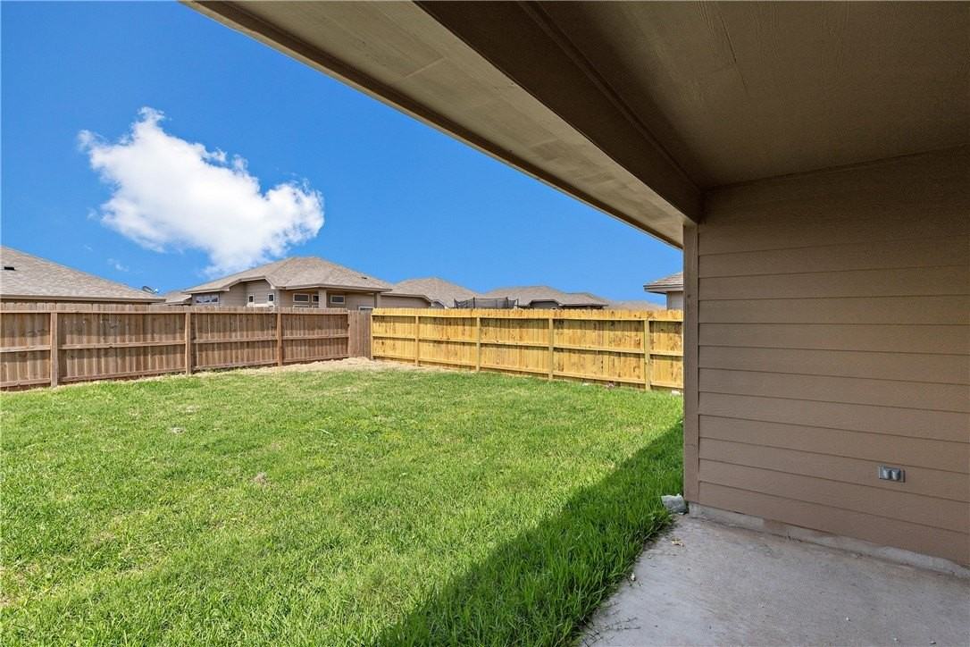 1257 Carnaby St - Photo 3 of 12